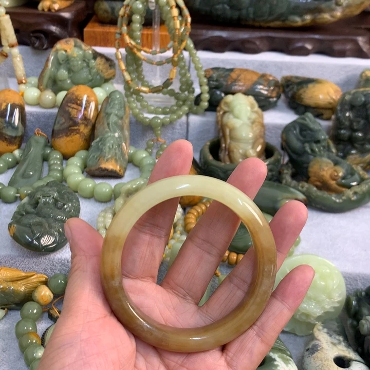 沧***笑未镶嵌岫岩河磨玉（透闪石质玉）把件
