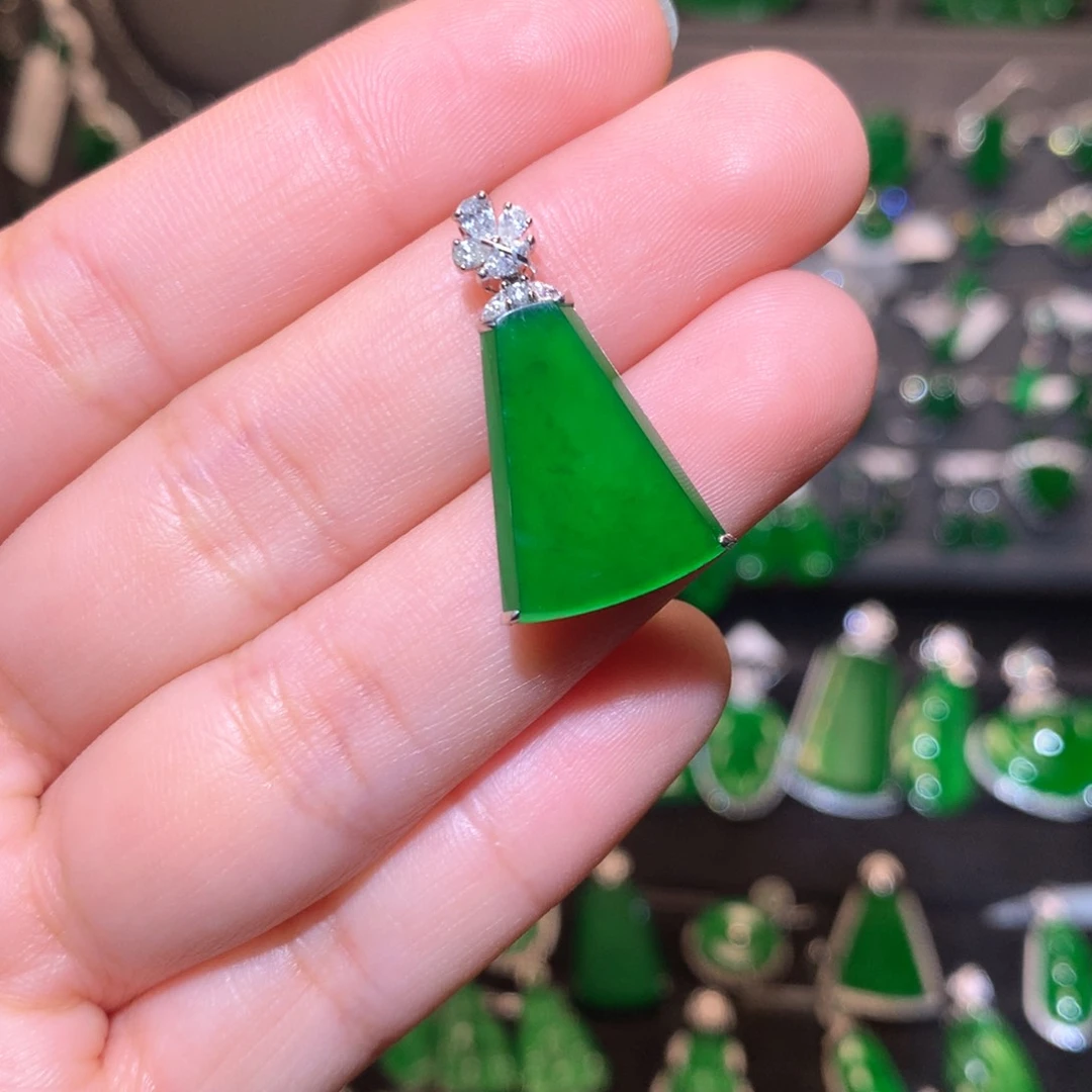 翡翠颈饰18K金镶嵌无事牌