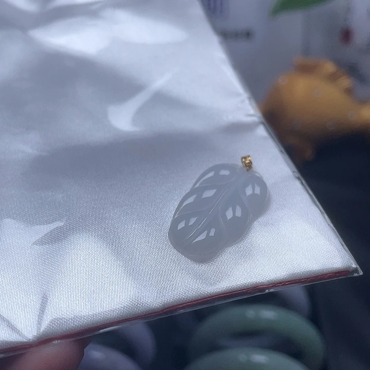 颈饰18K金镶嵌翡翠叶子