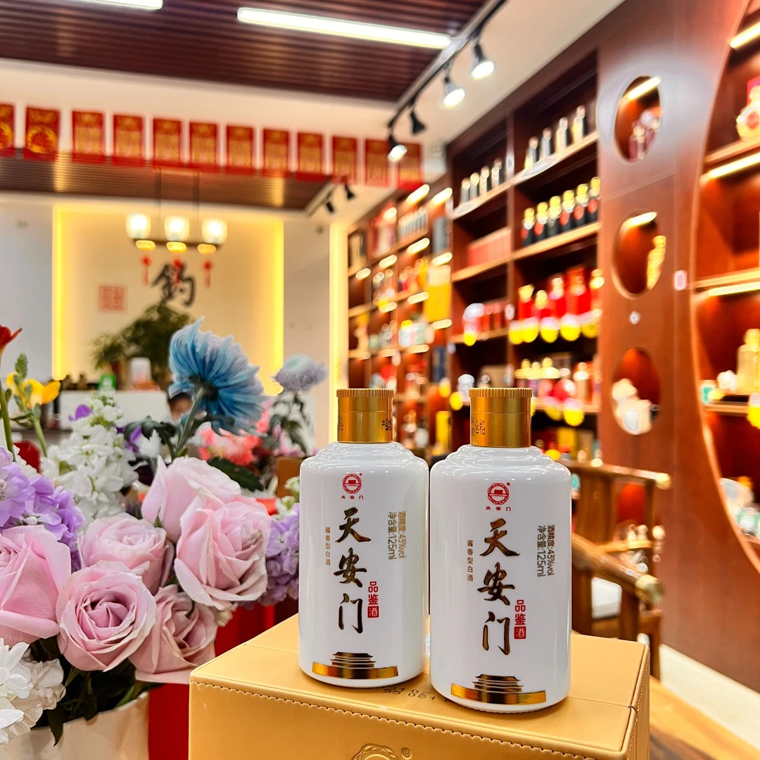 天安门酱香型白酒纯粮食陈酿优级43度125ml口感醇厚