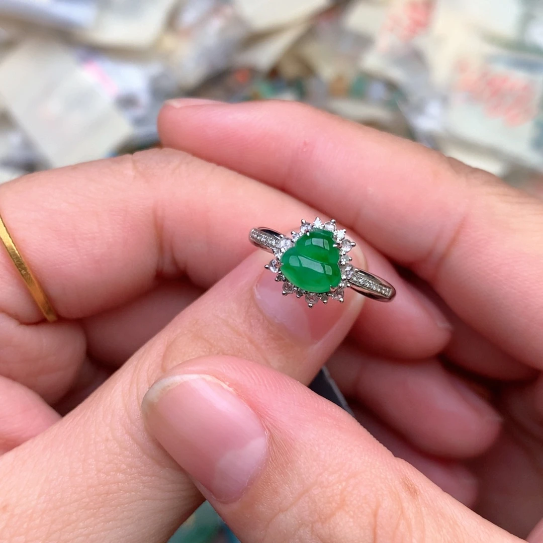 翡翠18K金镶嵌挂件一