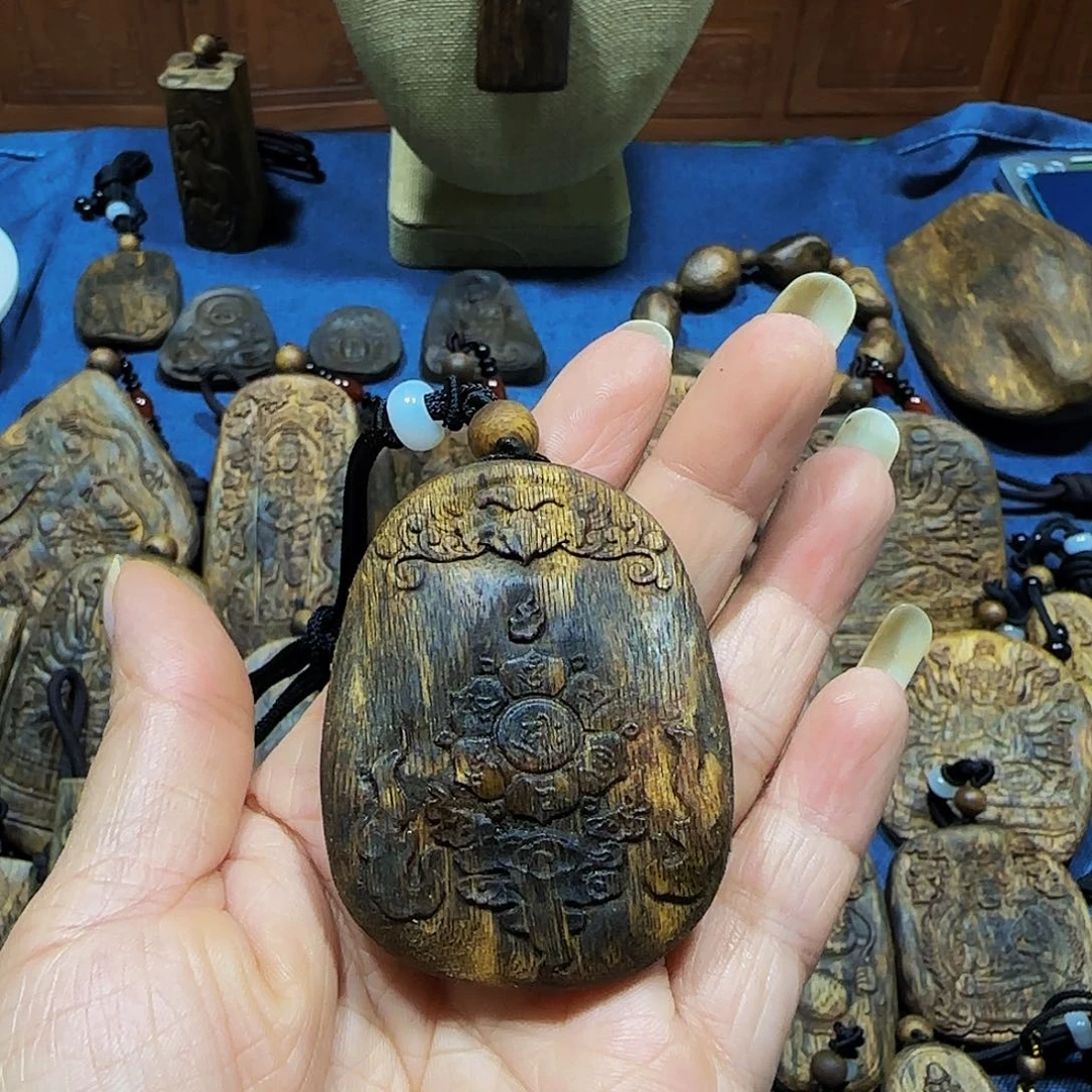 沉香碎屑沉香海南白奇乌身老料六字真言带绳18克