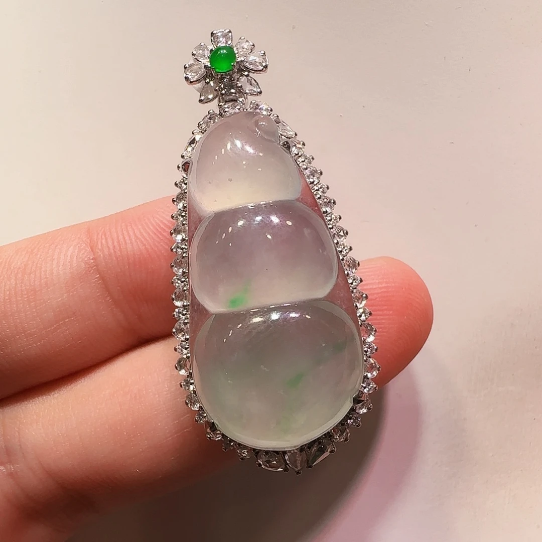 翡翠18K金镶嵌颈饰吊坠