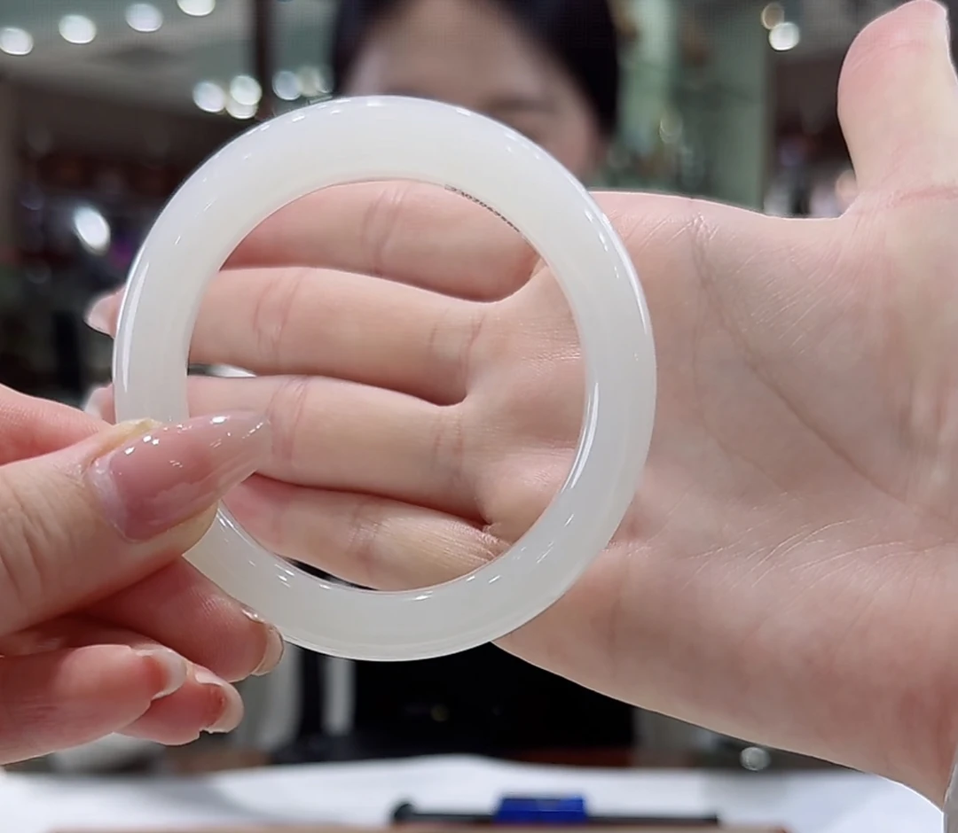 精品天然和田玉手镯 54+