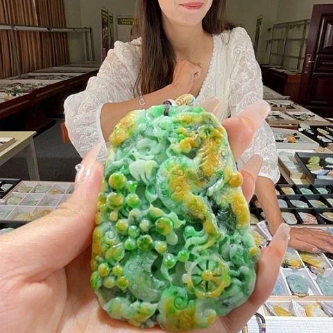 翡翠未镶嵌颈饰一个