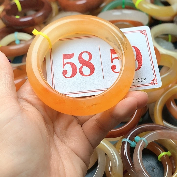 未镶嵌石英质玉（黄龙玉）手镯