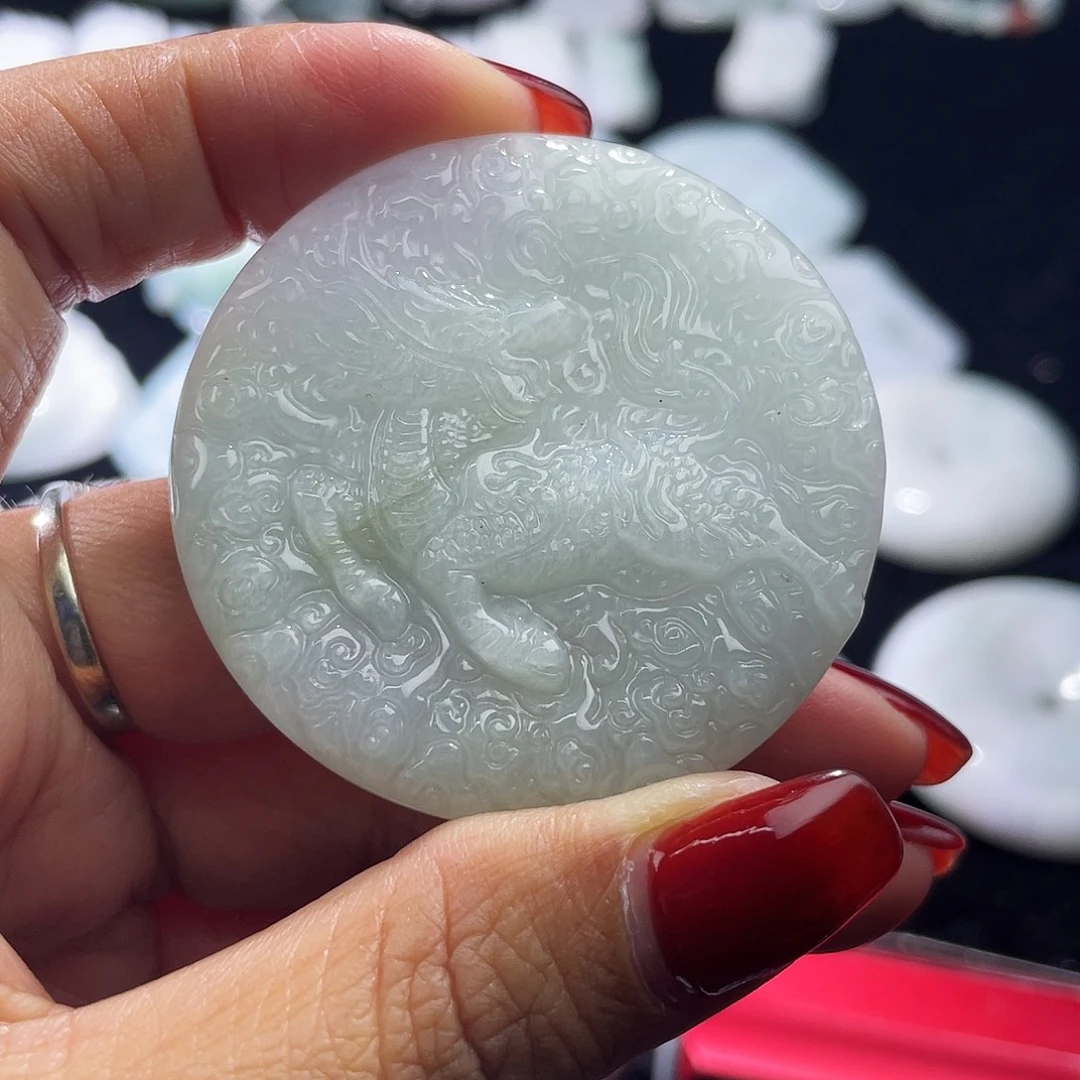 翡翠未镶嵌颈饰麒麟，包容