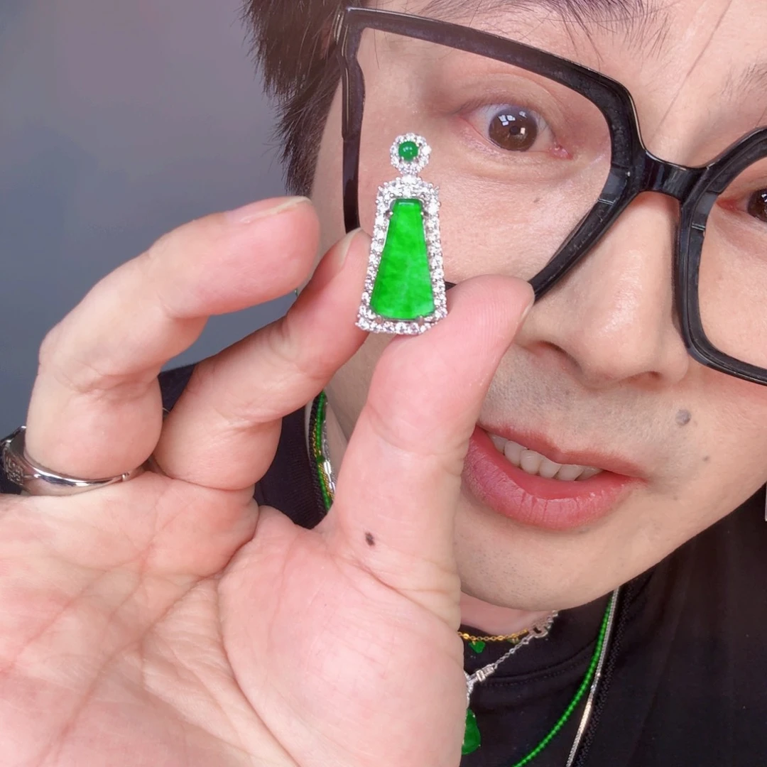 翡翠未镶嵌颈饰一个