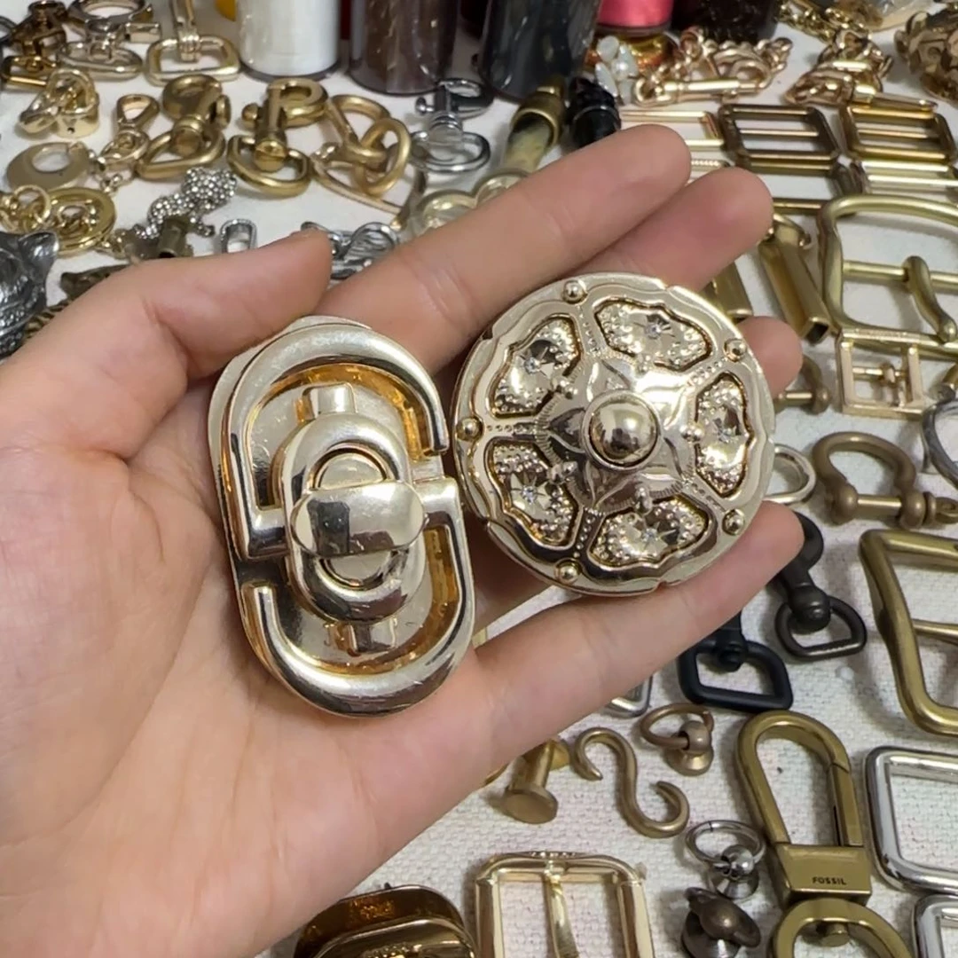 包包锁扣两个15元。