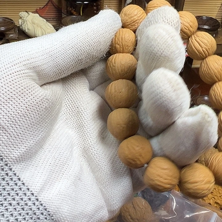 文玩核桃吊坠猴头凤羽