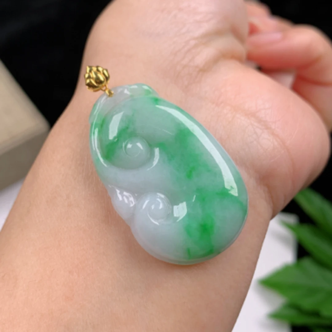 天然翡翠A货18k金扣镶嵌细腻飘绿如意玉坠吊坠