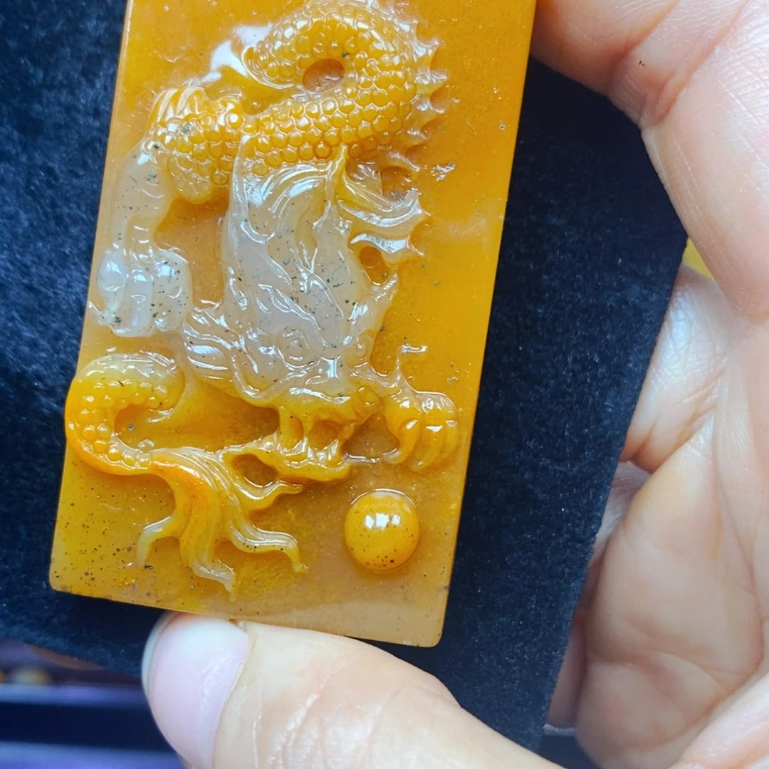 未镶嵌石英质玉（黄龙玉）颈饰
