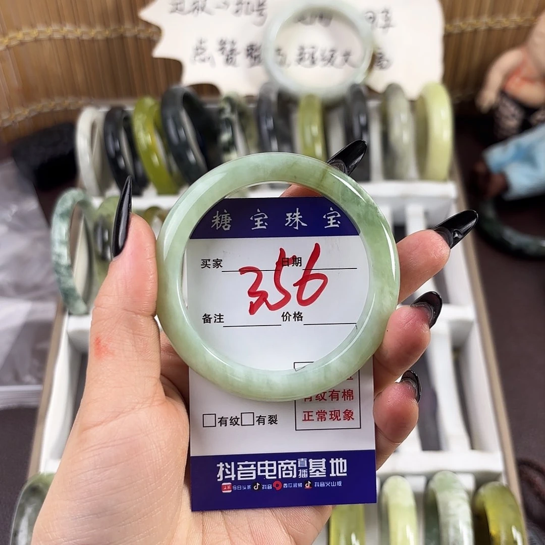 蛇纹石玉手镯未镶嵌羡****?