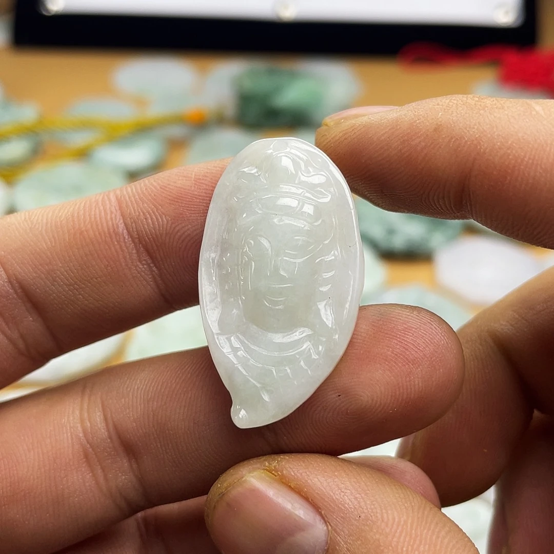 翡翠未镶嵌颈饰观音