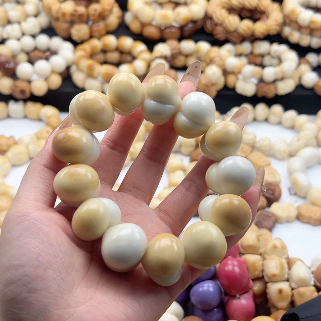 吊坠白玉菩提半壁色屁桃瑕26卡