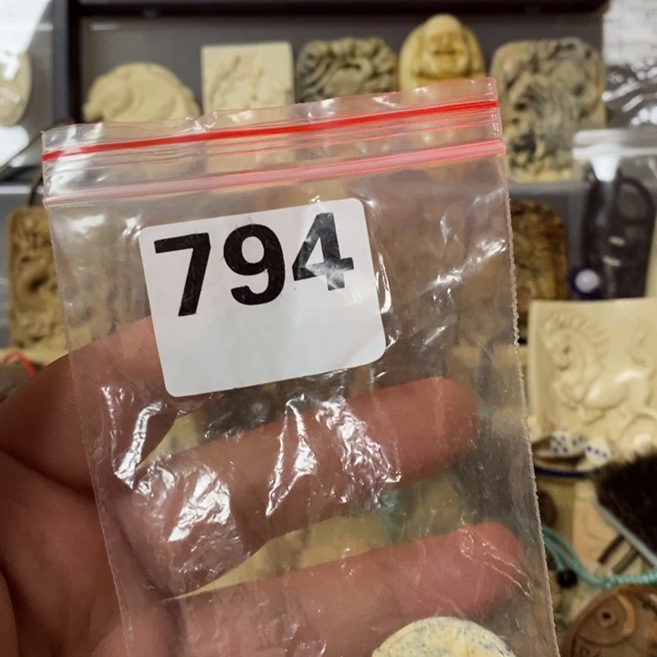 买*个天然猛犸牙雕刻品