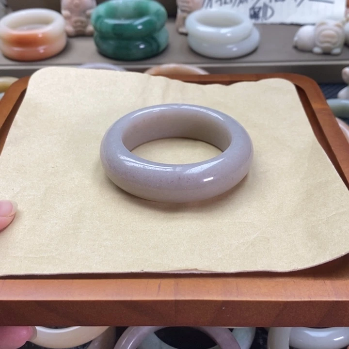 童***忆石英质玉未镶嵌手镯
