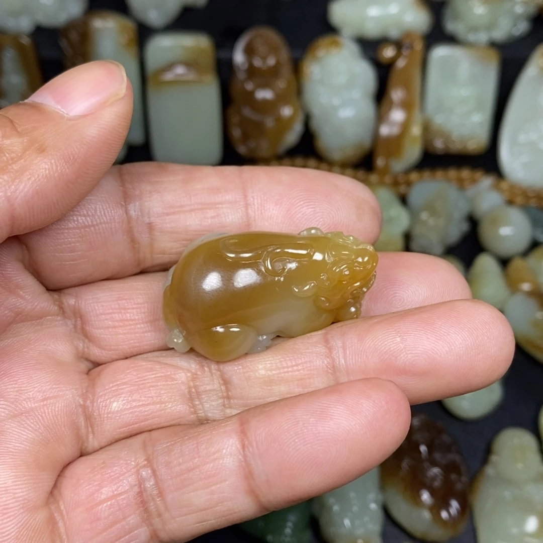 吉***泰和田玉未镶嵌颈饰