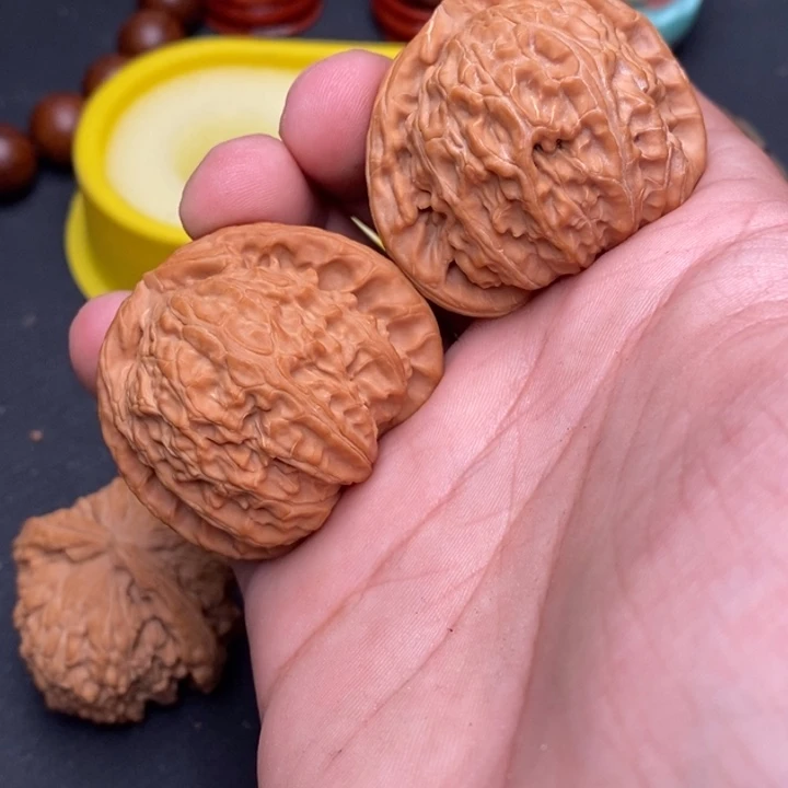 文玩核桃吊坠白狮子