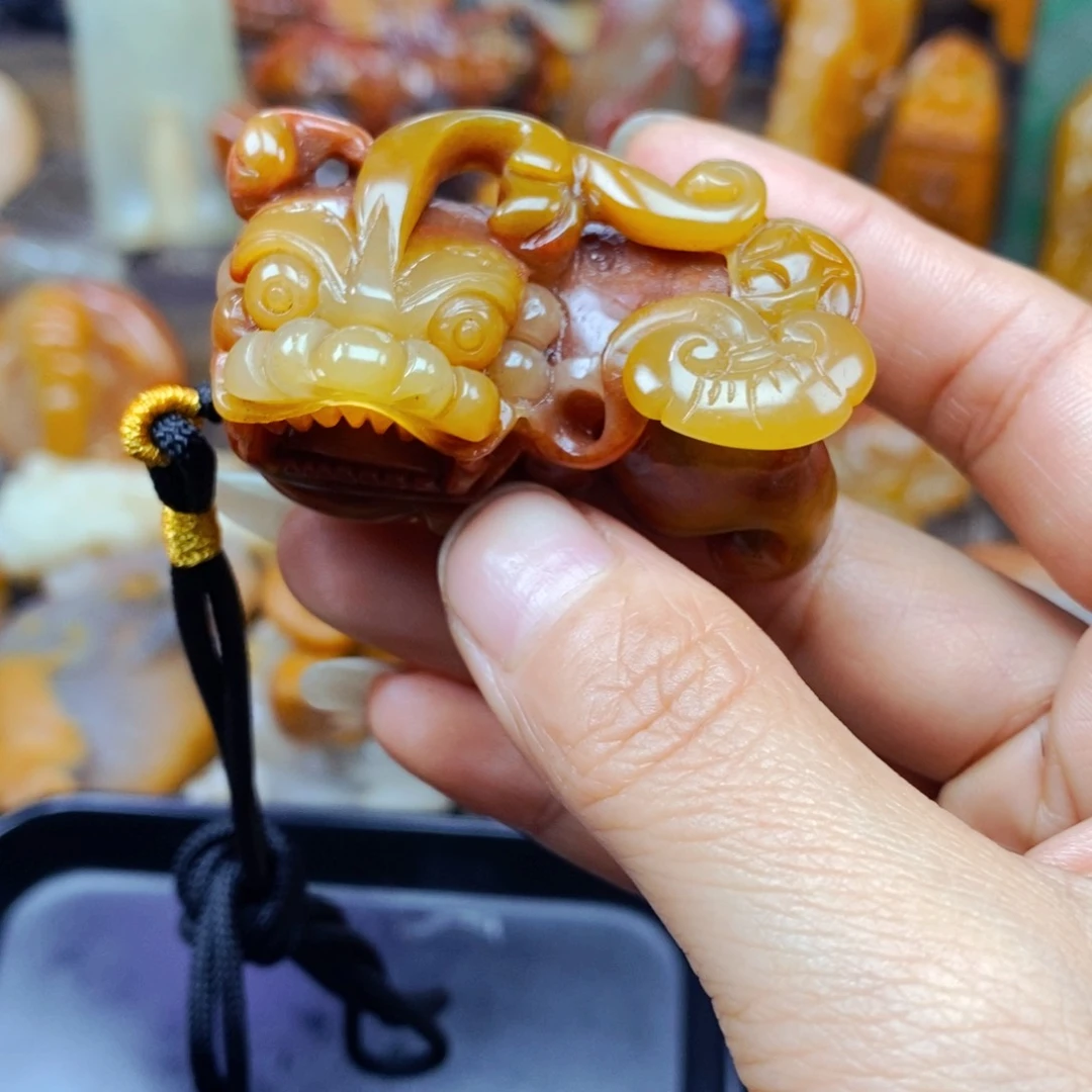 石英质玉（黄龙玉）未镶嵌颈饰