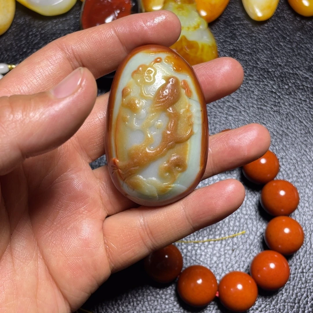 王***涵和田玉未镶嵌颈饰