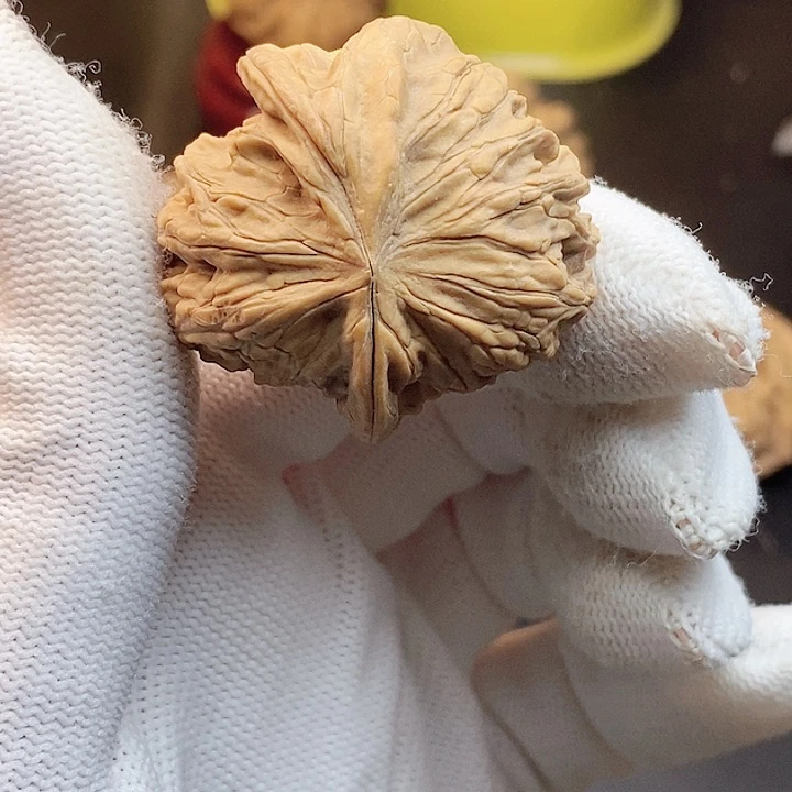 鲁***吃文玩核桃吊坠有裂瑕疵不退不换