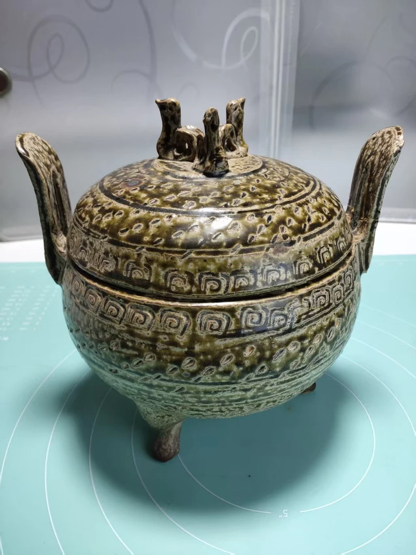 青瓷圆顶旧器藏品