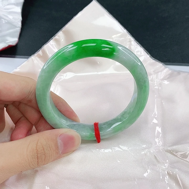乐***乐翡翠未镶嵌手镯圈57.8。02024