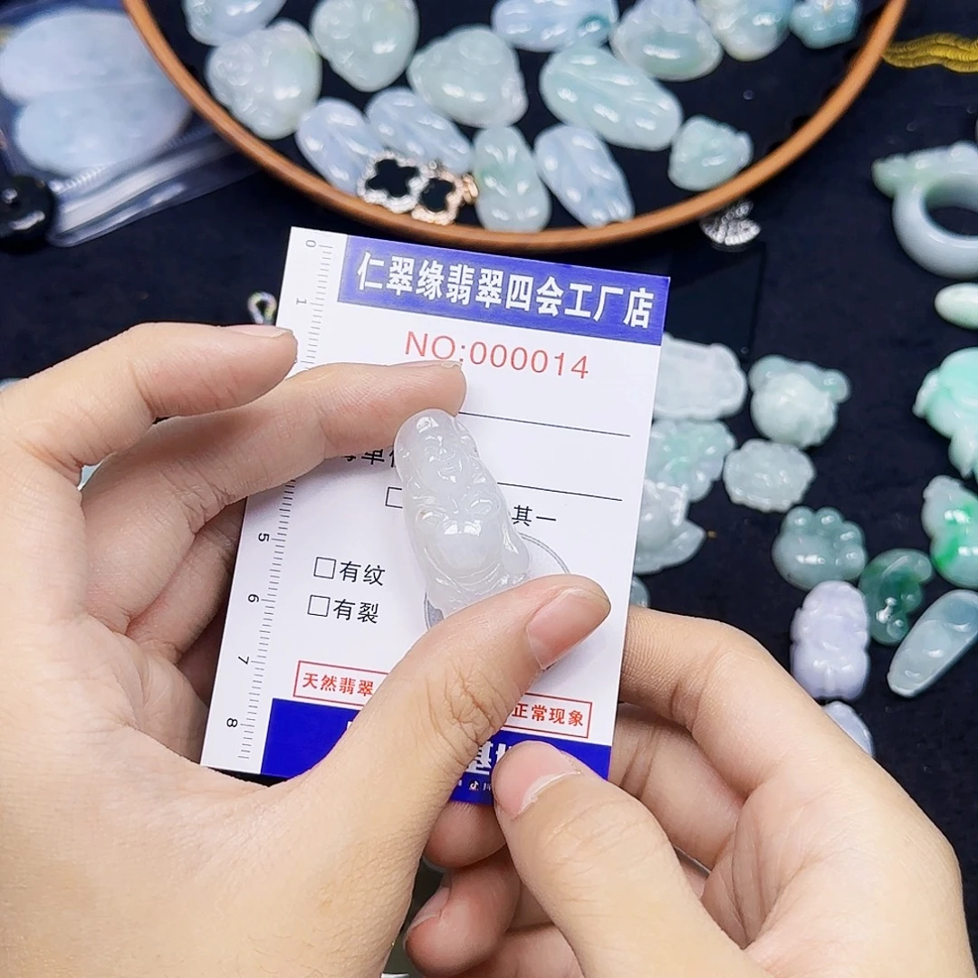 郑***⊹翡翠未镶嵌颈饰翡翠