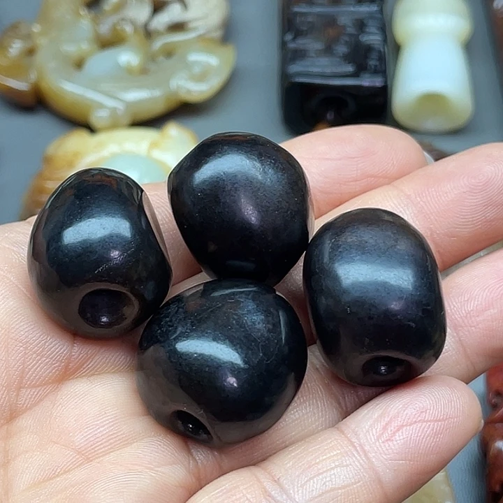 中***童和田玉未镶嵌颈饰