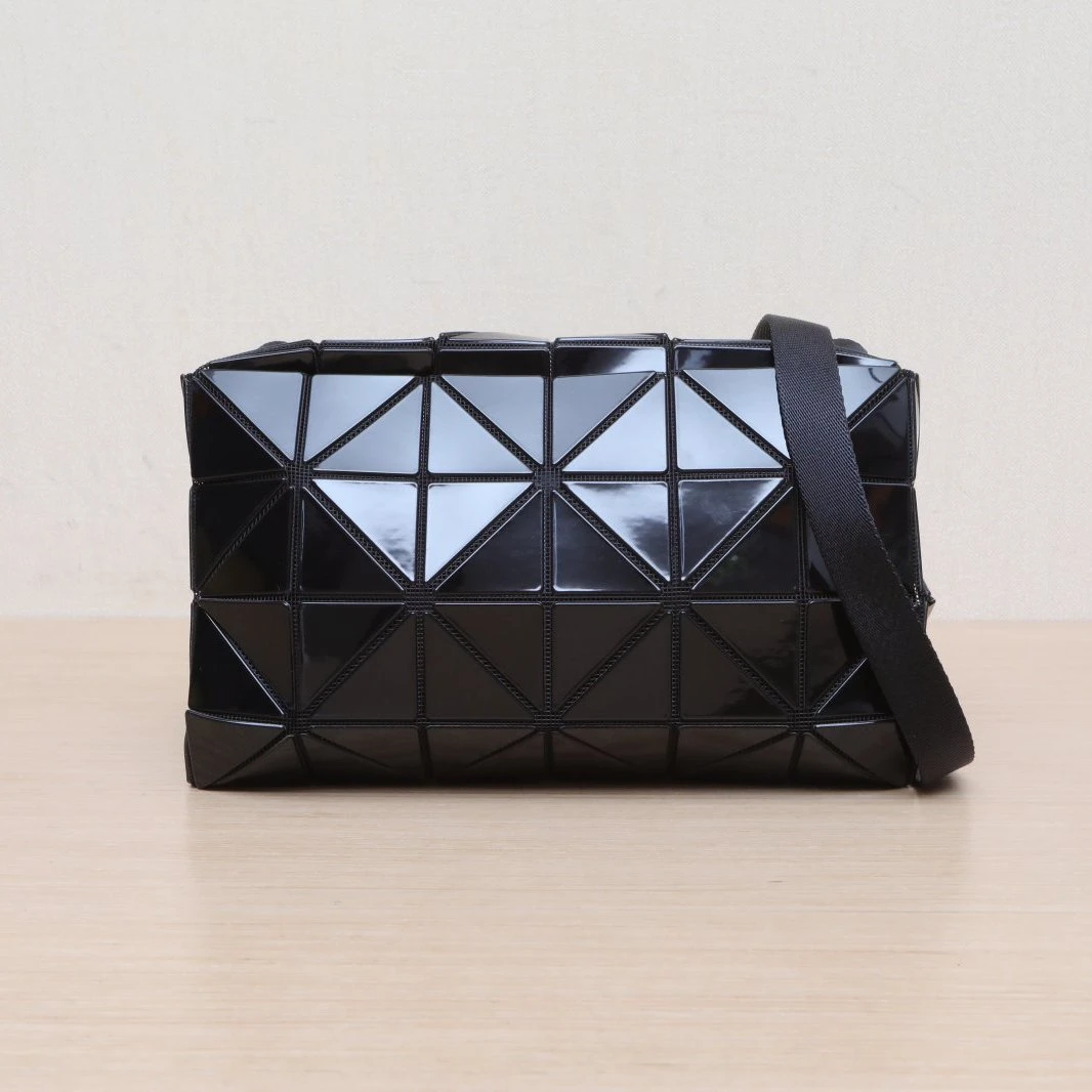 99新 Issey Miyake/三宅一生 【黑黑】黑色 PU 枕头包