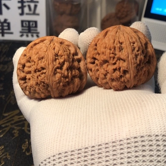 文玩核桃把件南疆石48mm