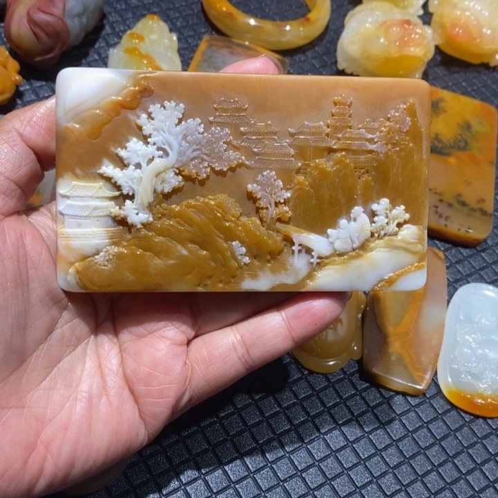 石英质玉（黄龙玉）未镶嵌颈饰