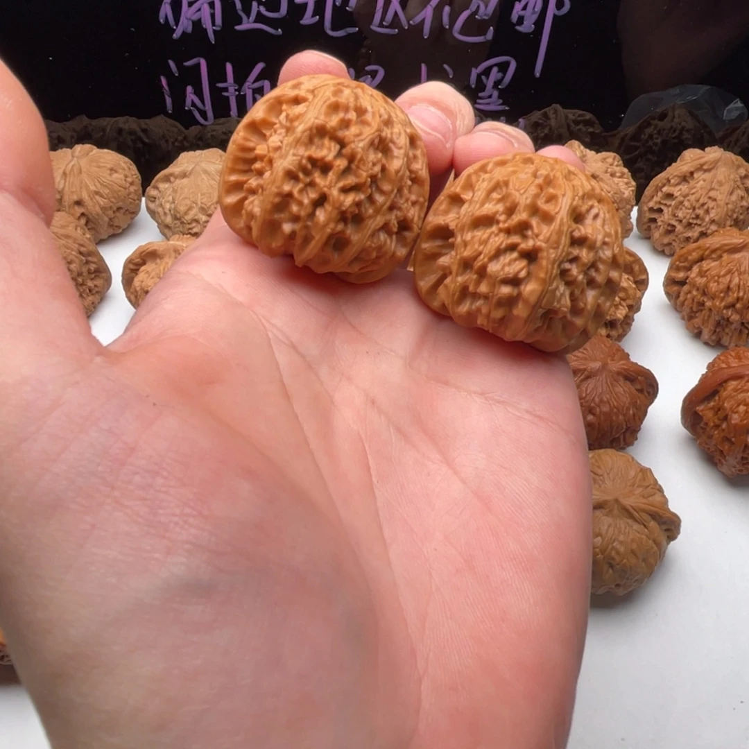 核桃把件38白狮子，已经打底