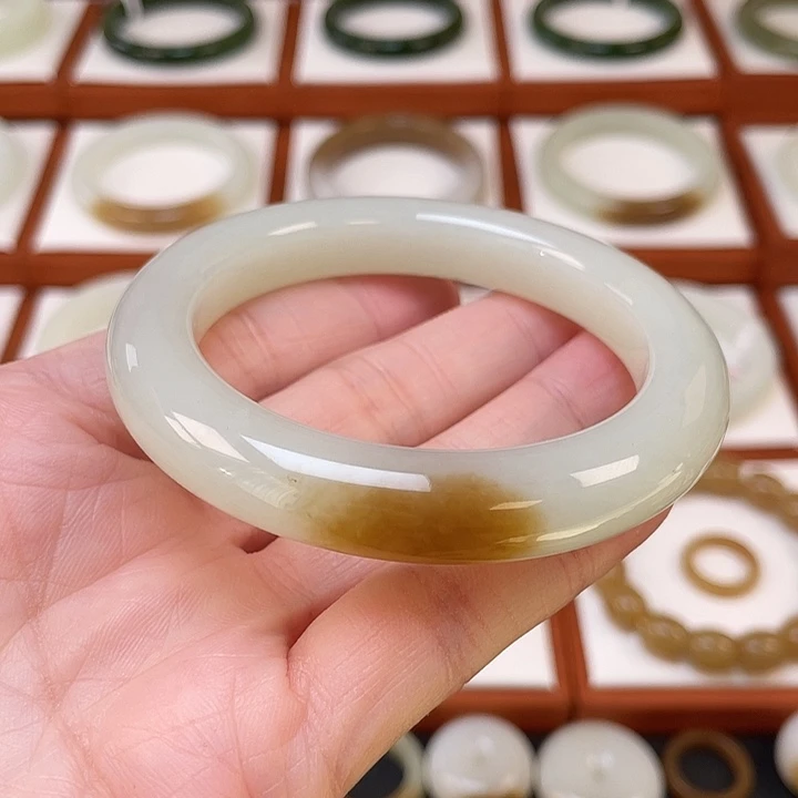 和田玉未镶嵌手镯