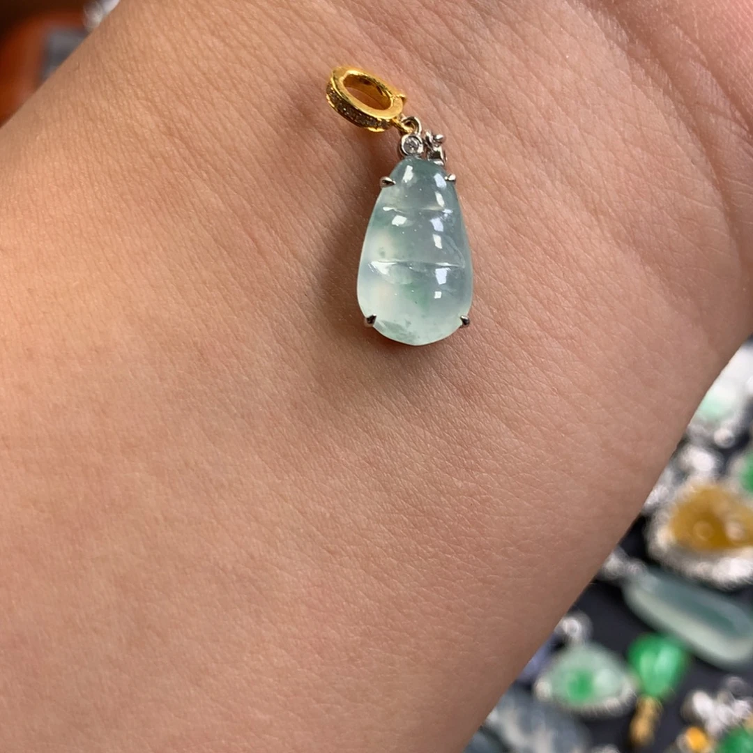 翡翠18K金镶嵌颈饰