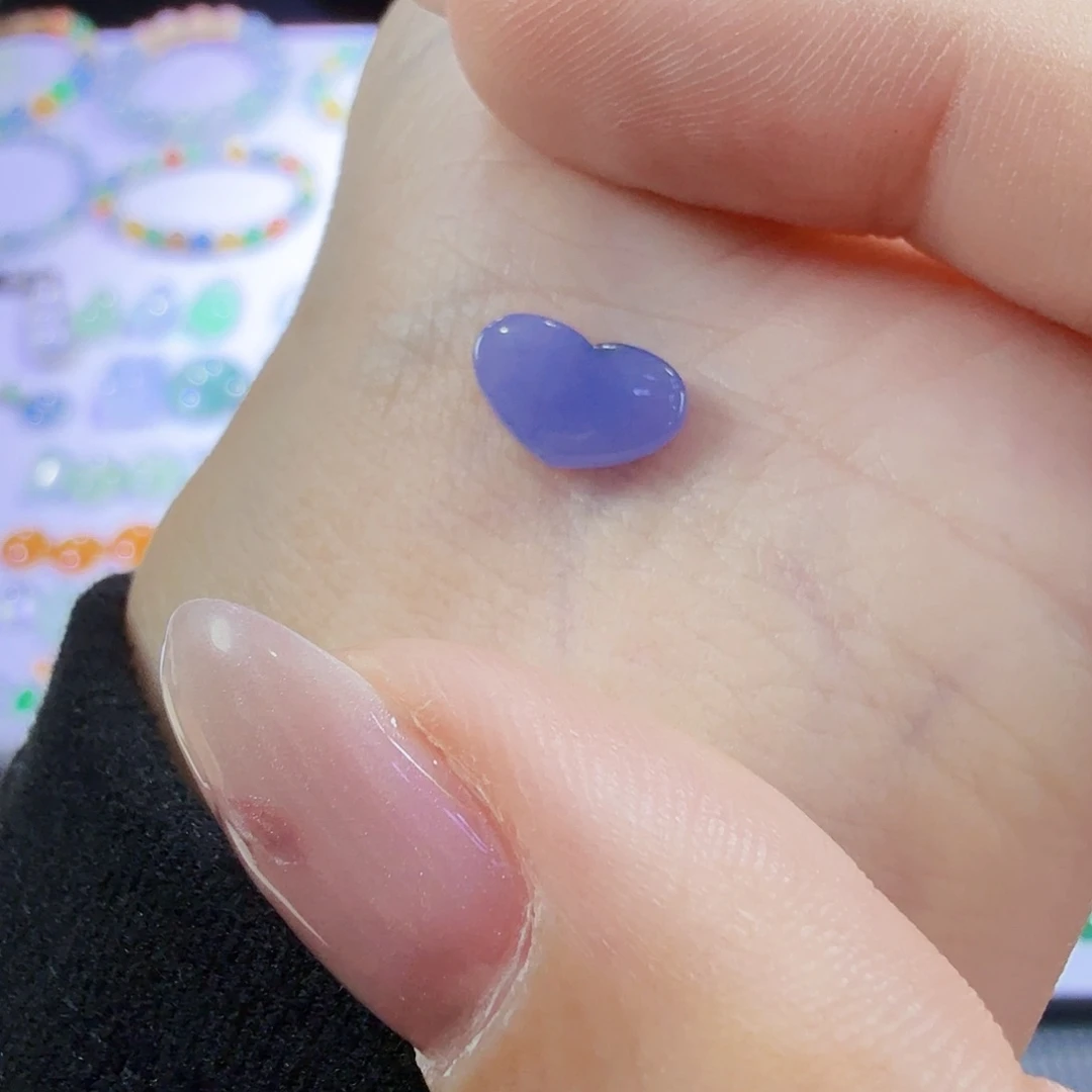 翡翠未镶嵌颈饰爱心