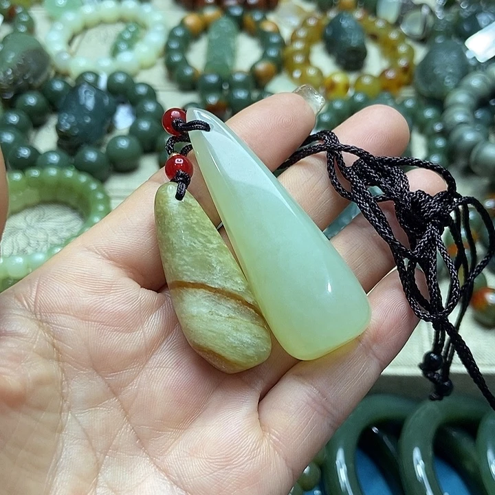 蛇纹石玉未镶嵌颈饰