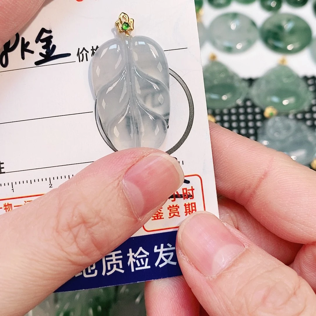 翡翠颈饰18K金镶嵌湾吊坠