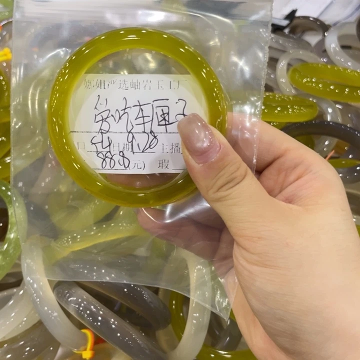 未镶嵌蛇纹石玉手镯爱****?