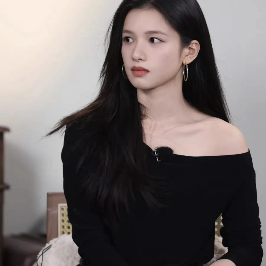张婧仪明星同款黑色斜肩长袖T恤女早秋穿搭辣妹气质修身露肩上衣