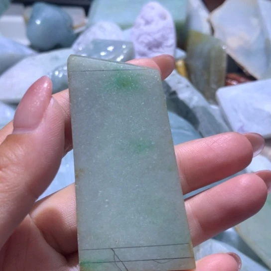海***色翡翠未镶嵌颈饰翡翠