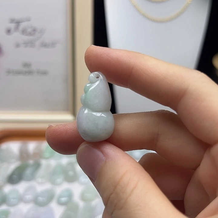 翡翠未镶嵌颈饰白底飘绿福瓜吊坠