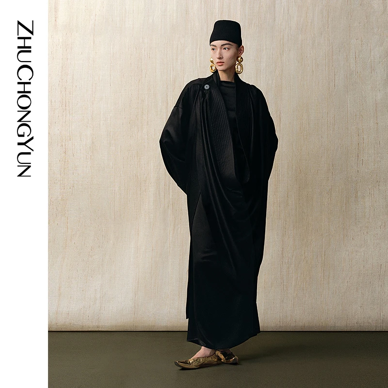 ZHUCHONGYUN2025春新款艺术裁剪荡领黑色醋酸长款外套C1FZ11338