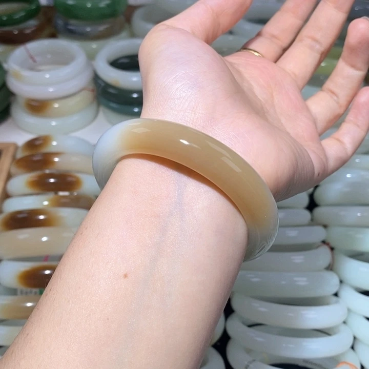 和田玉手镯未镶嵌糖白带翠镯