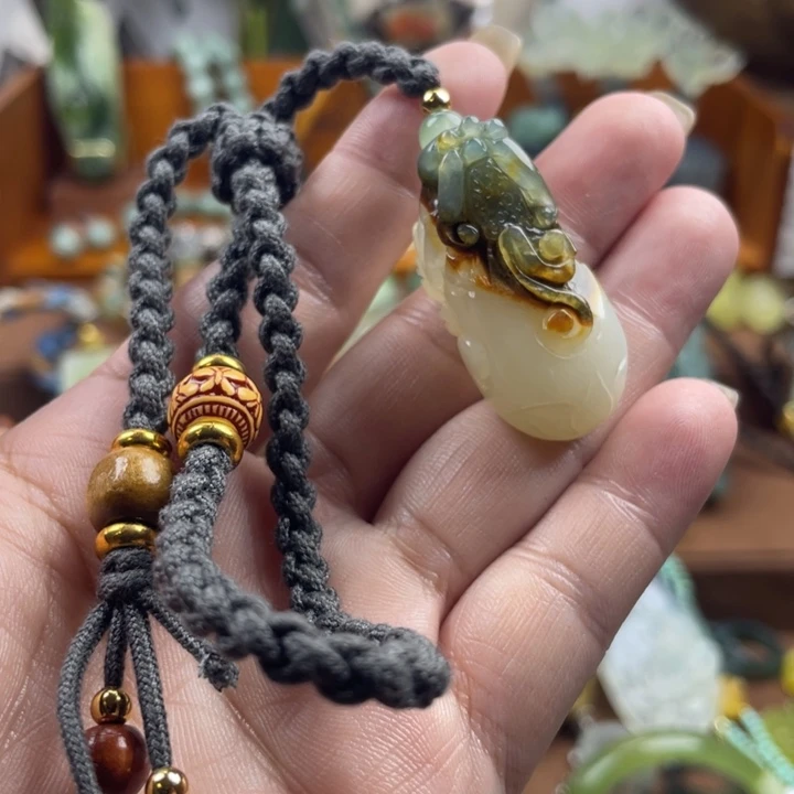 蛇纹石玉未镶嵌吊坠