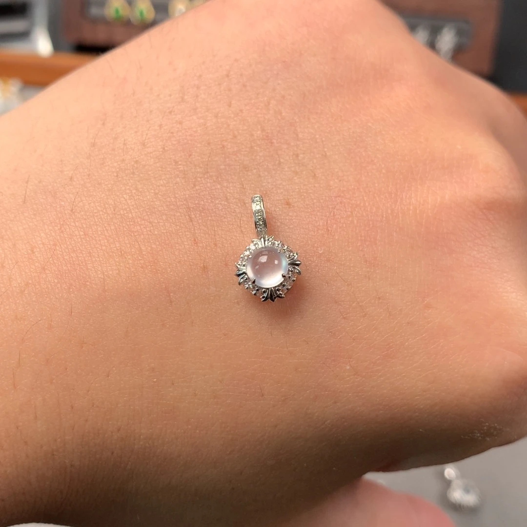 翡翠18K金镶嵌颈饰米*妮蛋面