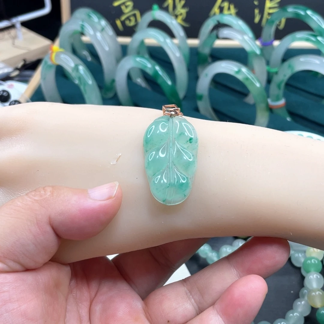 石英质玉未镶嵌颈饰