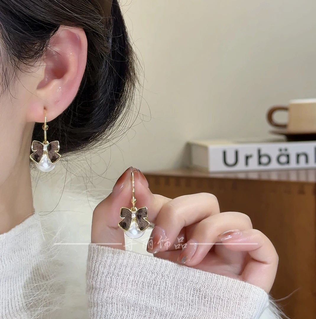 寻丽 铜合金耳饰 2026轻奢温柔两戴蝴蝶珠耳环