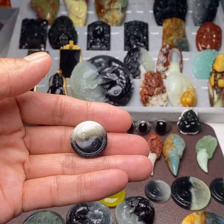 蛇纹石玉颈饰未镶嵌小****?